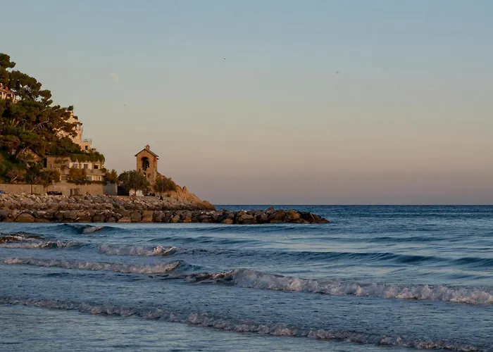 Al Numero 6, Trilocale Luminoso E Accogliente A Pochi Passi Dal Mare * 알라시오